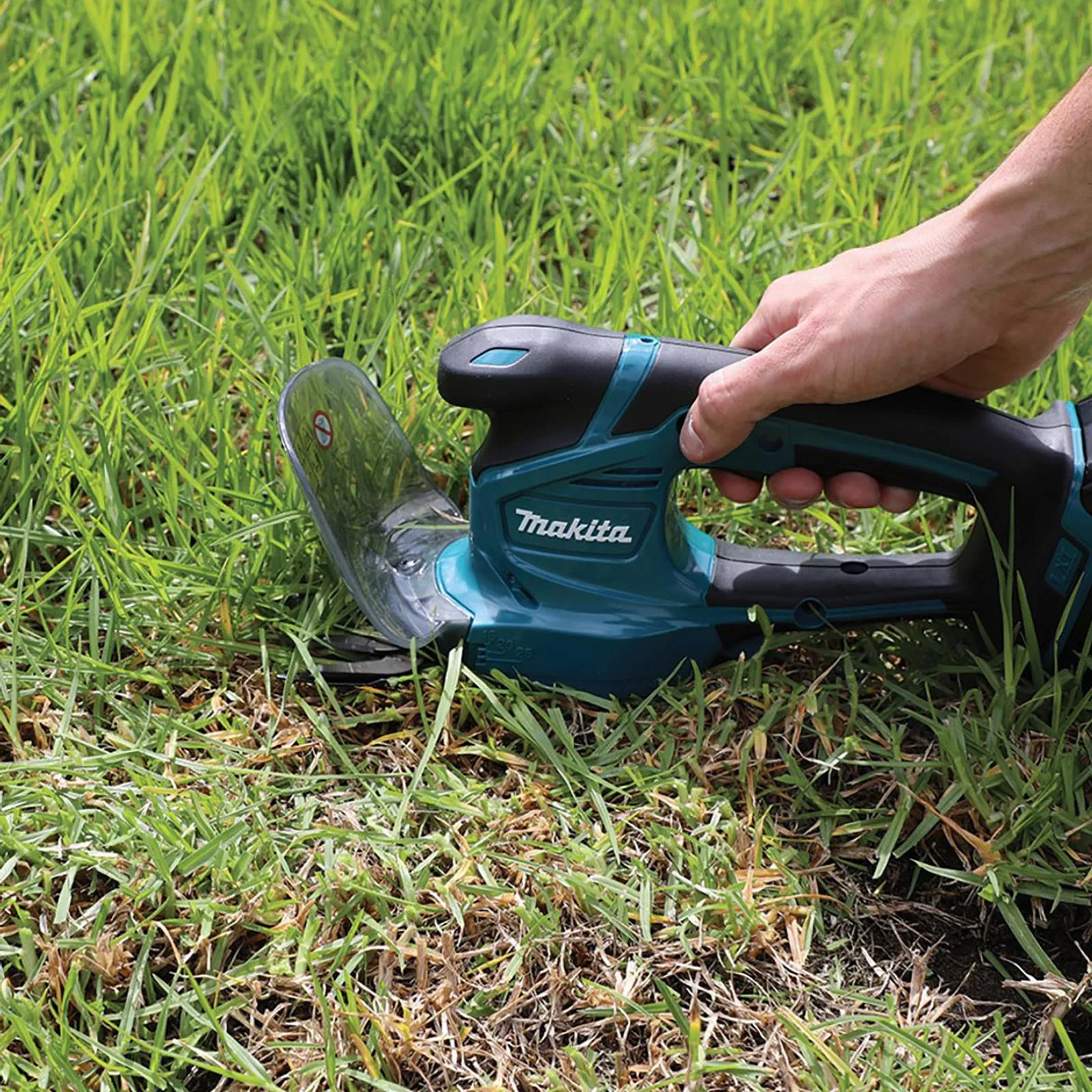 Makita Grass Shears 110mm Hedgetrimmer Blade 18V LXT Cordless Li-ion 5Ah Charger Kit DUM111RTX